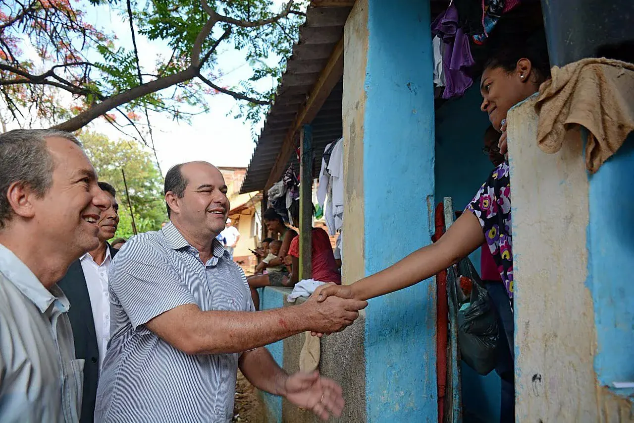André Merlo cumprimentando moradora na porta de casa